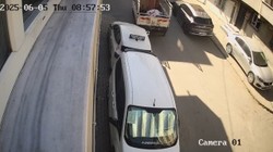 Avcılar’da Kamyonet Sürücüsü Otomobile Çarpıp Kaçtı: Kaza Anı Kamerada