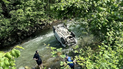 Trabzon'da Araç Dereye Uçtu, 2 Ölü, 1 Yaralı
