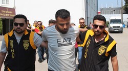 Okul Yanı Başında Büyük Tehlike! Tavan Arasındaki Gizli Cephane İfşa Oldu… Dışı Dükkan İçinde Yok Yok