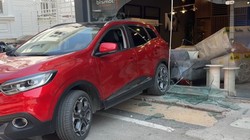 Otomobil Mobilya Dükkanına Girdi, Faciadan Dönüldü