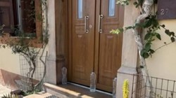 Yunanistan'da Kapılara Su Dolu Pet Şişe Koymak Bu Anlama Geliyor! Duyunca Çok Şaşıracaksınız