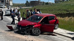 Bayburt'ta Otomobil Kamyona Çarptı! 4 Kişi Hastanelik Oldu