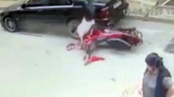 Sultangazi’de Motosiklet Kazası Kamerada: Sürücü Otomobile Çarpıp Savruldu