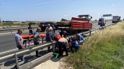 Tır, Traktöre Çarptı: İki Kişi Canını Zor Kurtardı