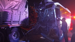 Manisa’da İşçi Servisi Tıra Çarptı: 5’i Ağır 20 Yaralı