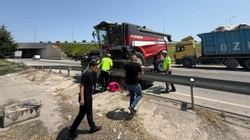 Otomobil Biçerdöverin Altına Girdi; 2 Yaralı