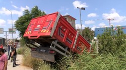 Sancaktepe’de Zincirleme Kaza: Kamyon İş Yeri Bahçesine Girdi, 3 Yaralı
