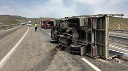 Van’da Kamyonet Devrildi, Sürücü Yaralandı
