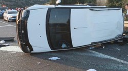 Uşak'ta Ticari Araç Devrildi! 1 Ölü, Biri Bebek 4 Yaralı