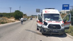 Ambulans Otomobile Çarptı: 1 Sağlıkçı Yaralandı, Hasta Sedyeden Düştü
