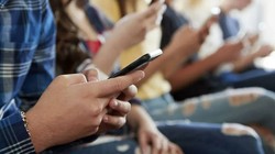 O Ülkede Liselerde Cep Telefonu Yasaklandı
