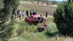 Şarampole Yuvarlanan Otomobildeki 2 Kişi Yaralandı