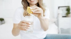1 Ay Boyunca Aç Karna Limonlu Su İçince Vücutta Neler Oluyor? Etkisine İnanamayacaksınız