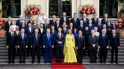 NATO Zirvesi'nin Yıldızı! Kraliçe Geceye Damga Vurdu... Dünya Liderleri Gözlerini Alamadı