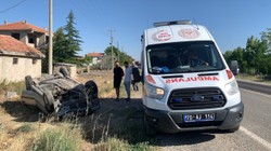 Karaman’da Sollama Kazası: Otomobil Takla Attı, Sürücü Yaralandı