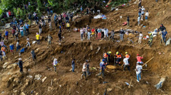 Ölü Sayısı Arttı... Yakınlarını Toprağın Altında Arıyorlar!