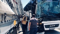 TEM Otoyolu'nda Feci Kaza! Tır ile Yolcu Otobüsü Çarpıştı: 1’i Ağır 3 Yaralı