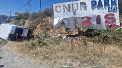 Reklam Panosuna Çarpan Minibüs Su Kanalına Düştü! Yaralılar Var