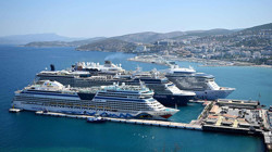 Kuşadası'na 3 Kruvaziyerle 10 Bin 649 Turist Geldi