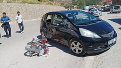 Motosikletle Otomobil Birbirine Girdi: 2 Yaralı