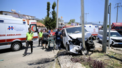 Savrulan Minibüs Yön Tabelası Direğine Girdi, Yaralılar Var