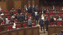 Ermenistan Parlamentosu Bir Anda Savaş Alanına Döndü