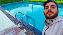 Tatil Kabusa Döndü: Havuza Atlayan Genç Futbolcunun Boynu Kırıldı