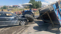 Malatya'da Otomobil Römorka Çarptı, 2 Kişi Yaralandı