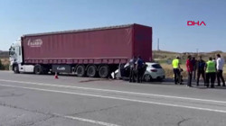Sivas'ta Otomobil Tıra Çarptı: Ölü ve Yaralılar Var