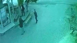 Bir Elinde Baston, Bir Elinde Silah! Köy Meydanında Dehşet Saçtı