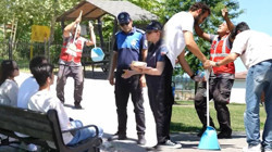 Düzce Belediyesi'nden Eğlenceli Farkındalık Videosu: Zabıta Yere Çöp Atanları Uyardı, İşçi Dans Etti