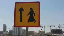 Yeni Trafik Levhası Şaşırttı: Bir Bakan Bir Daha Baktı