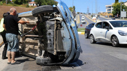 Sakarya'da Otomobil Beton Bariyere Çarparak Yan Yattı