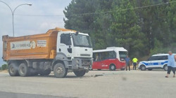 Düzce Bahçeşehir’de Kamyon ile Yolcu Minibüsü Çarpıştı: 4 Yaralı