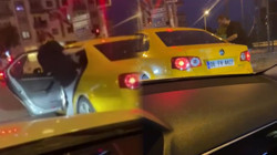 Arabada Kadına Şiddet! Tekmeleyerek Darp Etti, Küfürler Savurdu