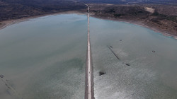 İzmir'de Felaketin Fotoğrafı! Baraj Kurudu, Eski Kara Yolu Bile Ortaya Çıktı