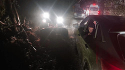 Rize'de Heyelan! Trafik Kilitlendi, Araçlar Yolda Kaldı