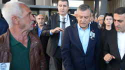 CHP Lideri Özel'e Saldıran Şahıs İkinci Kez Hakim Karşısına Çıktı: Duruşma Ertelendi