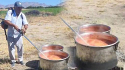 Elazığ’da Köylüden Yaratıcı Çözüm: Salçayı Ot Biçme Makinesiyle Karıştırdı