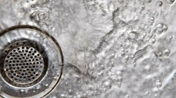 Tesisatçıların Sırrı Açığa Çıktı: Lavabonuza Haftada Bir Bardak Dökün! Tesisat Sorununu Ortadan Kaldırın