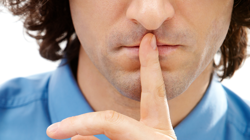 Konuşmamaya Yeminli Kişiler Bu Burçlardan Çıkıyor: Ağızlarından Zorla Laf Alınıyor