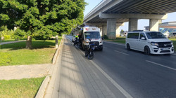 Manavgat’ta Motosiklet Kazası: Sürücü Kaldırıma Çarparak Yaralandı