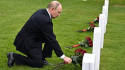 Putin, Trump'la Görüştükten Sonra Mezarlığa Gitti