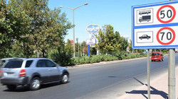 Sürücüler İçin Yeni Düzenleme! Karayollarındaki Hız Sınırı ve Levhalar Sil Baştan Değişiyor