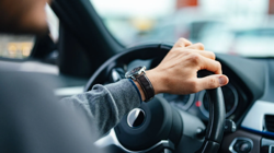 Uzmanlar Uyardı: Tek Elle Araba Kullanmadan Önce Bir Kez Daha Düşünün