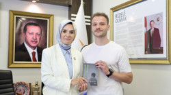 Devlet Himayesinden Edebiyat Dünyasına: Rizeli Genç, Kitabını Bakan Göktaş'a Hediye Etti