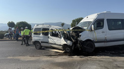 İzmir’de Servis Minibüsü ile Hafif Ticari Araç Çarpıştı!1 Ölü, 12 Yaralı