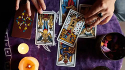 Tarot Falı Baktırırken Cinsel Saldırı... Kadınları Dua Ederken Bayıltmış!