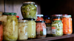 Turşu Hazırlığı Yaparken Dikkat! Kavanozları Ters Çevirmek Hayati Risk Barındırıyor: Uzmanlar Uyardı