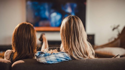 Bilim Açıkladı: Aynı Diziyi Defalarca İzlemenin Psikolojik Nedeni Ortaya Çıktı